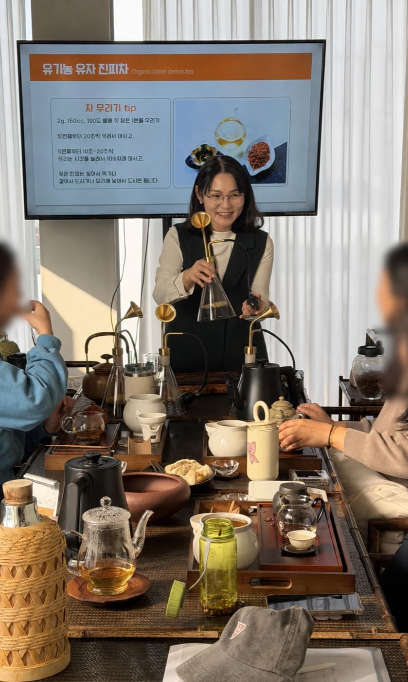 한보라 대표가 다회에서 차 우리기 방법을 안내하는 모습