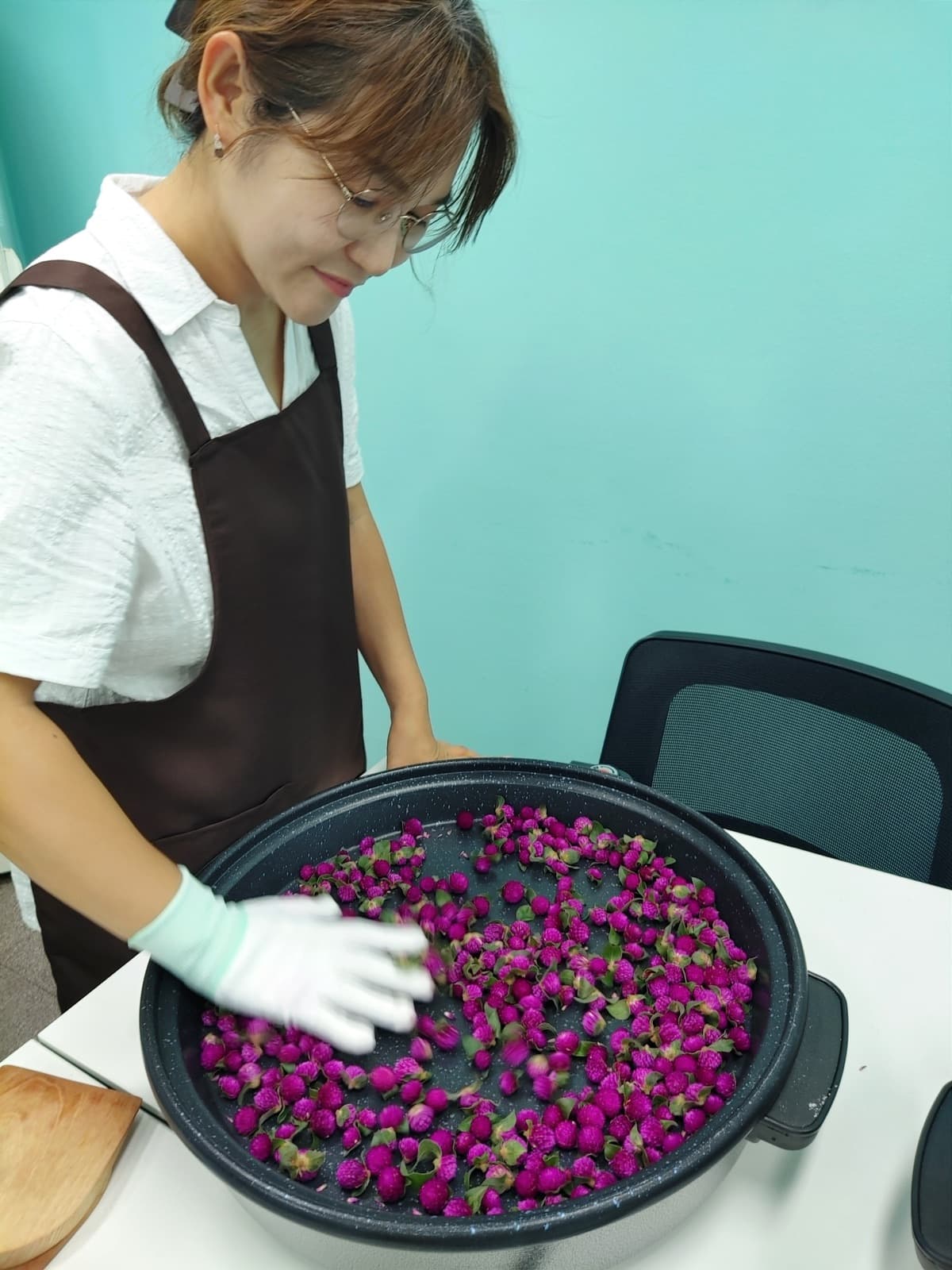 한보라 대표가 꽃차 재료를 덖는 모습