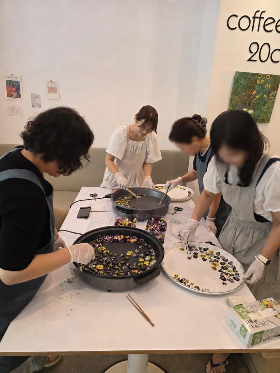 한보라 대표와 참가자들이 함께 꽃차 재료를 손질하는 모습