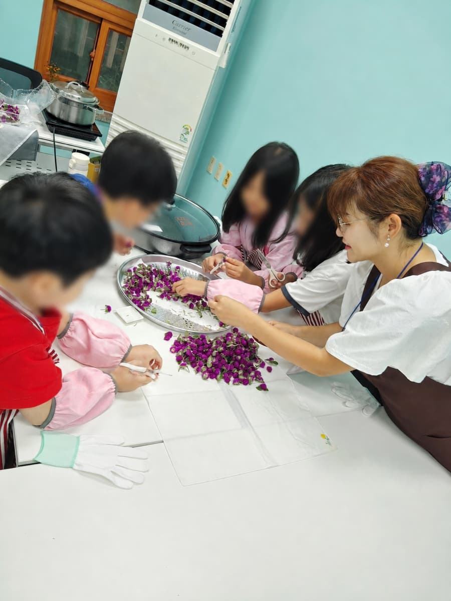 한보라 대표와 어린이들이 함께 꽃차 재료를 손질하는 모습