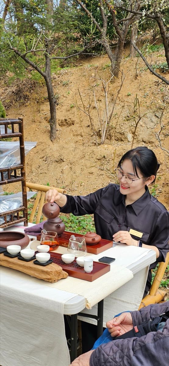 한보라 대표가 야외 찻자리에서 차를 우리는 모습