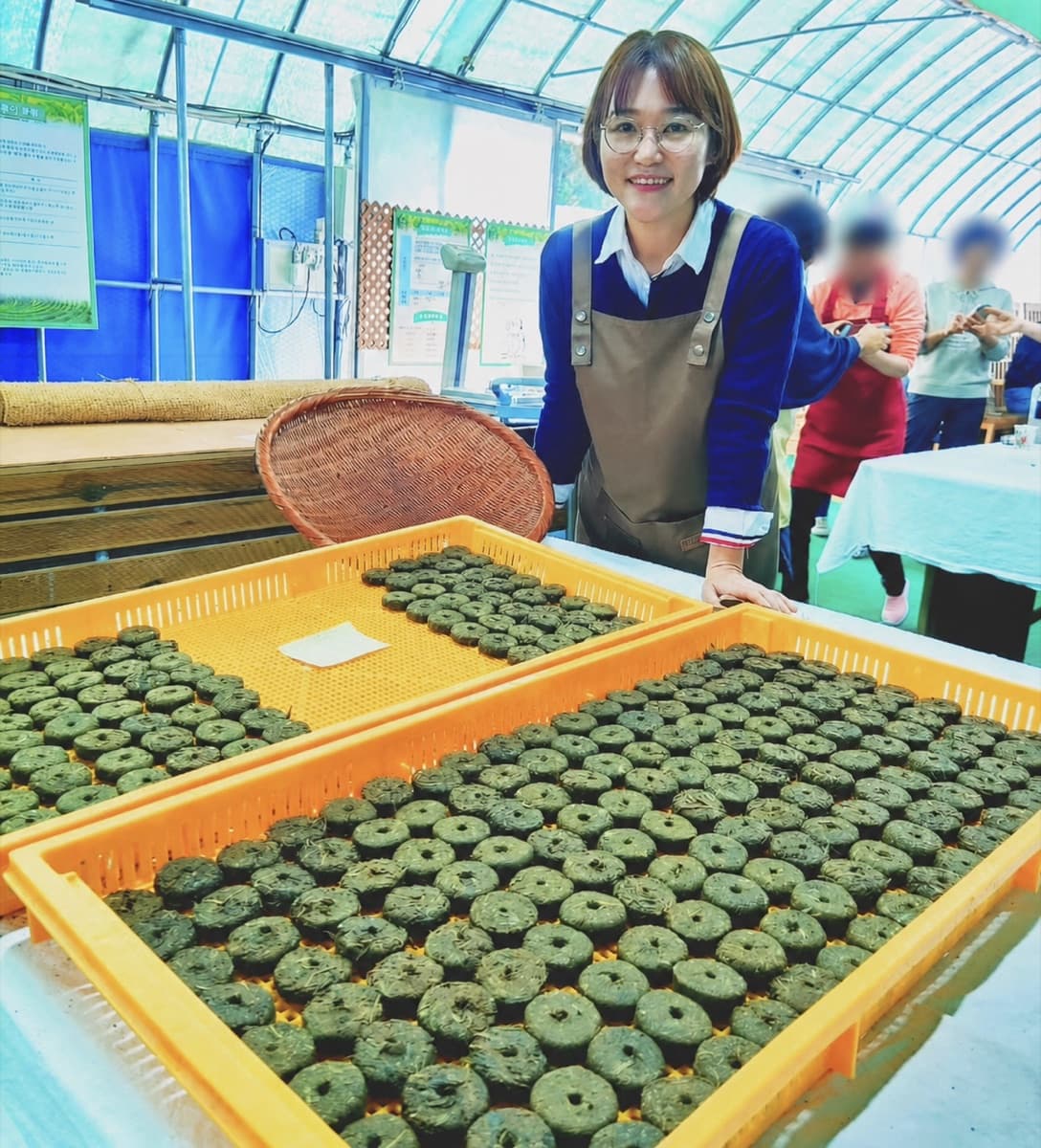 한보라 대표가 차 재료를 건조하며 생산 과정을 살펴보는 모습