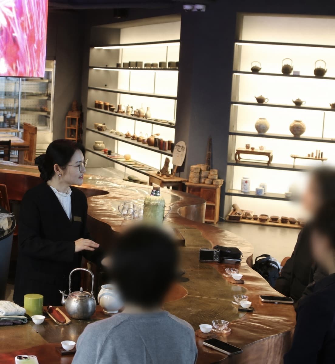 한보라 대표가 참가자들에게 차 이야기를 전하는 모습